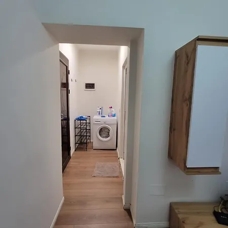 Ajla Komuna Apartament Тирана