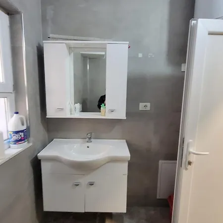 Ajla Komuna Apartament شقة تيرانا
