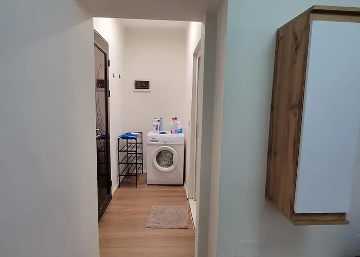 Ajla Komuna Apartament Тирана